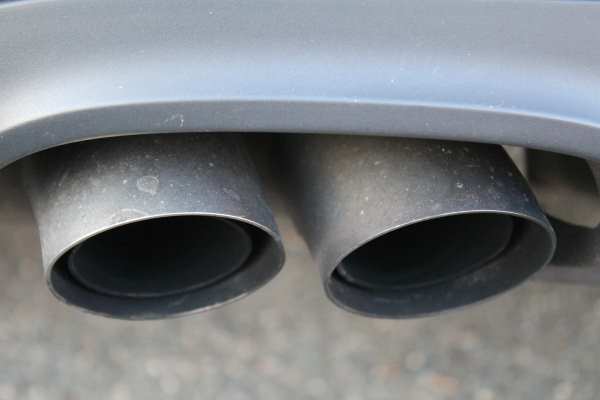 Pollution, car exhaust pipes close-up (Pixabay)
