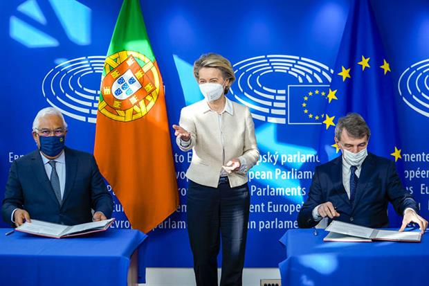 Green recovery deal: a masked ceremony was held on Friday (Photo: DAINA LE LARDIC © European Union 2021 - Source: EP)