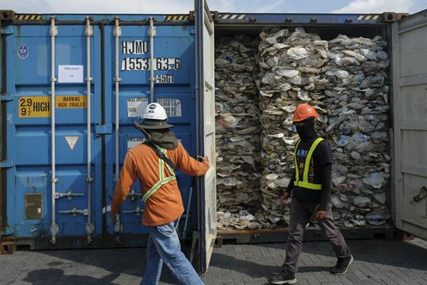 Malaysia: last May authorities began the process of returning almost 4,000 tonnes of plastic waste to 13 countries (Photo by Adli Ghazali/Anadolu Agency/Getty Images)