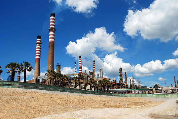 Energy, oil refinery, Puente Mayorga, Spain (photograph: ArenaPhotoUK/123RF)