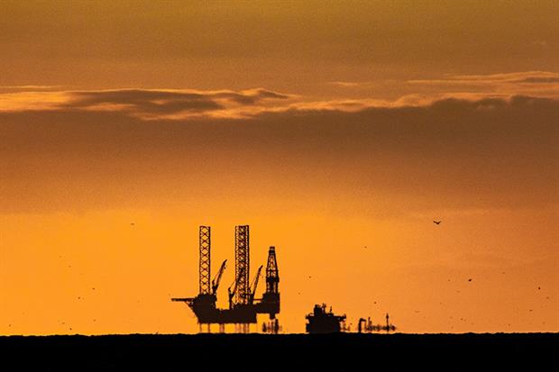 Oil rig at dusk: under the central IEA scenario, oil demand will start to decline from the mid 2020s (Image: Nico Franz / Pixabay)