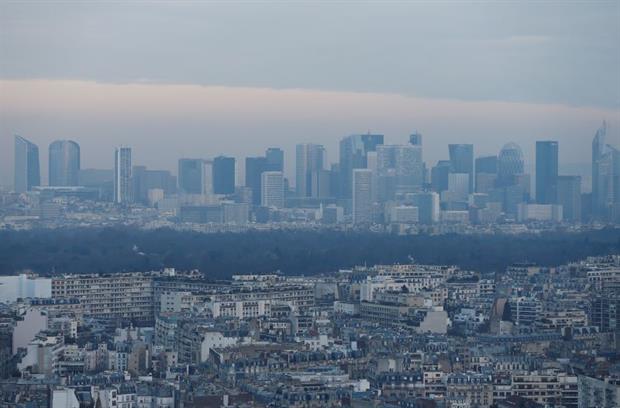 Paris' La Defense business district surrounded by high levels of air pollution, December 2016. Photo: Chesnot/Getty Images