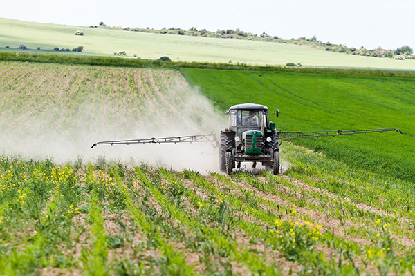 Chemicals, crop spraying (photograph: Błażej Łyjak/123RF)