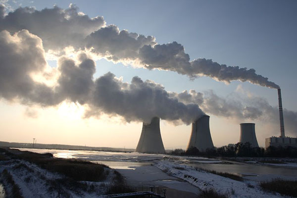 Energy / Pollution / Climate: Thermal power plant stack and cooling towers (photograph: Daniel Oertelt/123RF)