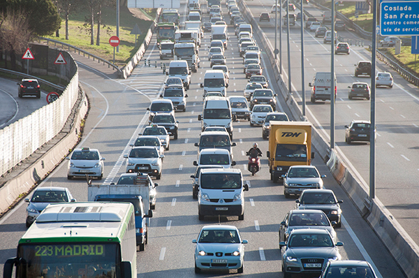 Pollution, traffic jam in Madrid (photograph: Alberto Loyo/123RF)