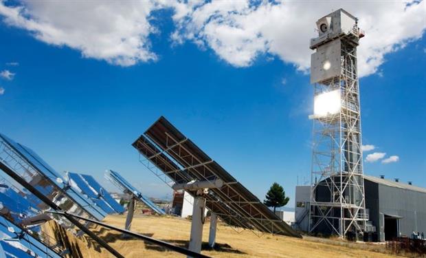 Solar heat to hydrogen: Solar research group DLP has developed a demonstration plant that concentrates the sun's rays to split water into hydrogen and oxygen. Photo: DLR/Ernsting