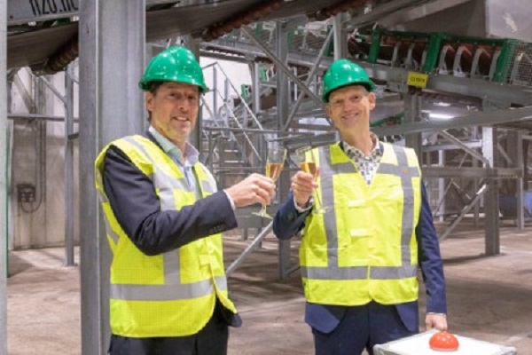 Twence's Marc Kapteijn and alderman Erik Volmerink open the plant