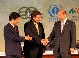 Hur Nam-sik, Mayor of Busan; Achim Steiner, UNEP Executive Director; and Lee Maanee, Minister of Environment, Republic of Korea celebrating the IPBES agreement on 14 June (Credit: IISD)