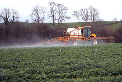 Tractor spraying crop (credit: Kate Jewell / Creative Commons Licence)