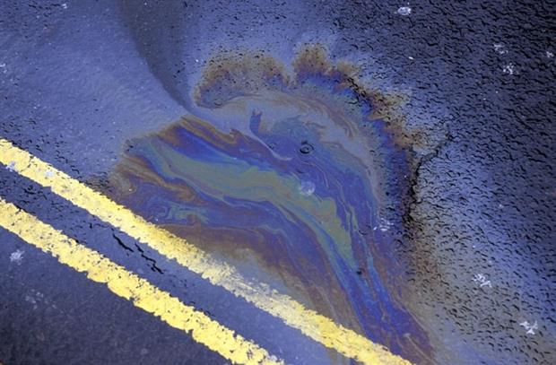 Water and oil mixing on the road. Paul ridsdale pictures / Alamy