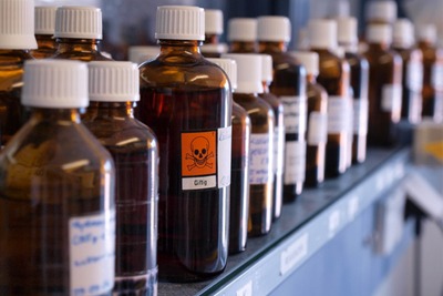 Bottles containing chemicals (picutre: dreamstime.com)
