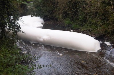 Fire-fighting foam on the river Wandle (Credit: Environment Agency)