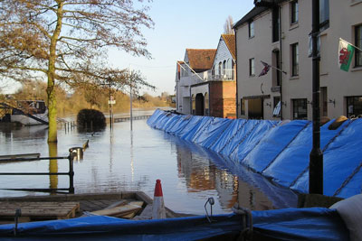 Temporary flood barrier in Oxfordshire. Credit: Environment Agency