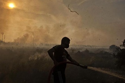 Firefighter battling forest fire in Indonesia (photograph: Ulet Ifansasti/Greenpeace)