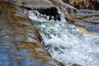 Water flowing into a storage reservoir at a water treatment facility (photograph: jessicakirshphotography/123RF)