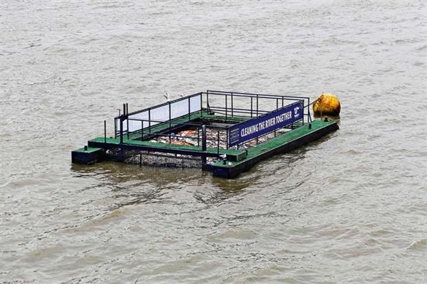 Barge cleaning the river Thames in London (photograph: Baloncici/123RF)