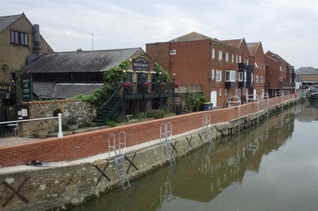 Sandwich Quay's new reinforced flood wall and raised footpath (photograph: Environment Agency)