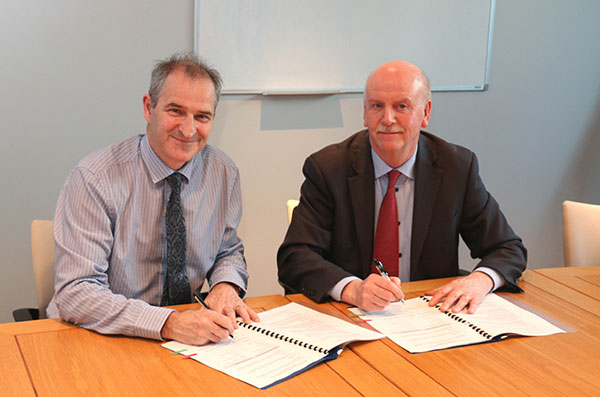 David Small of the Northern Ireland Environment Agency and Stan Brown of Forensic Science Northern Ireland sign a memorandum of understanding