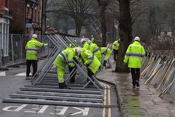 EA staff putting up Ironbridge demountable flood barriers