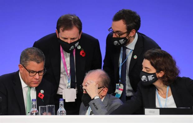 Alok Sharma with COP26 negotiators