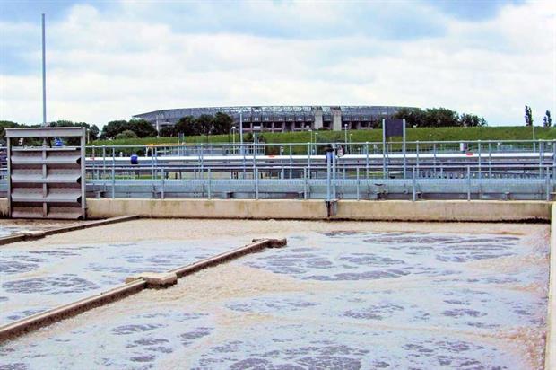Sewage treatment ( Jim Linwood, Flickr, CC BY 2.0)