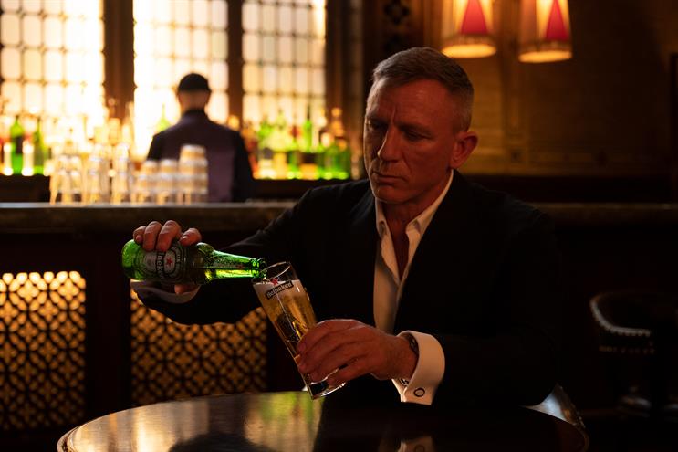 Daniel Craig hraje v nejnovější reklamě Heineken propagující jeho očekávaný poslední Bondův film 