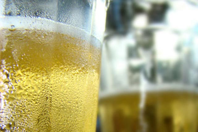 Alcohol advertising: report urges tighter controls