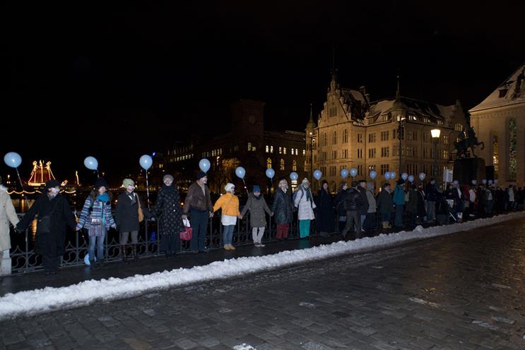 Switzerland: campaigners form a human chain for Unicef's anti-violence initiative