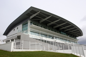 Epsom racecourse evacuated due to high winds