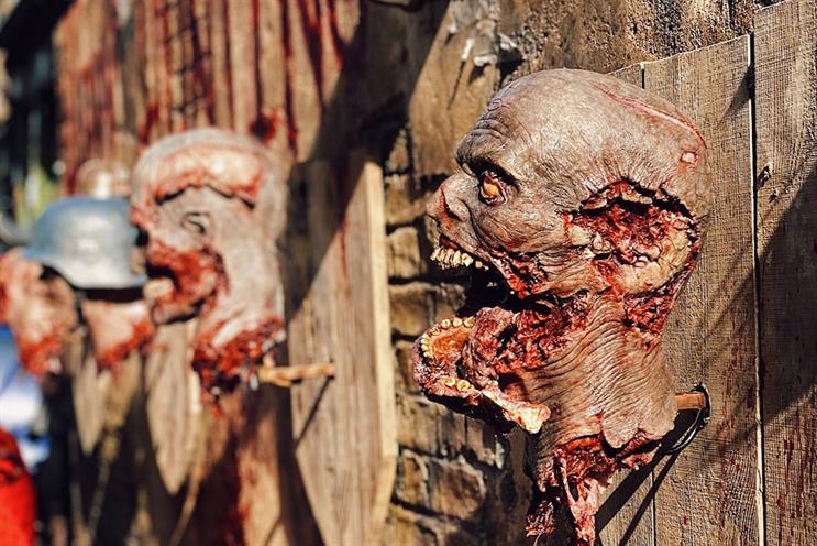 Call of Duty: mounted zombie heads react to passers-by
