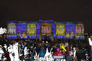 Queen's face breaks record on Buckingham Palace