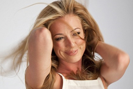 Procter & Gamble: Cat Deeley stars in Pantene swoosh campaign
