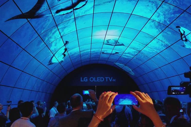Impressive installations: LG's walk through tunnel