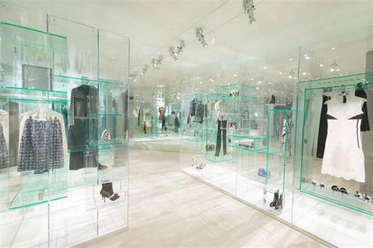 LOUIS VUITTON LONDON in 2023  Wall display cabinet, Retail store