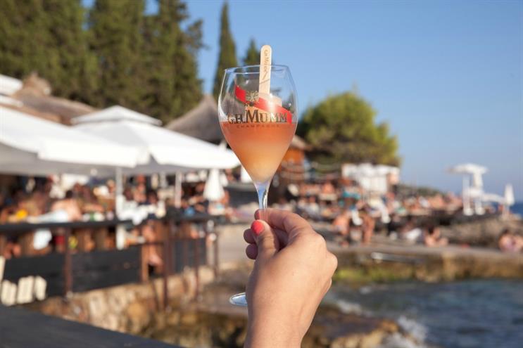 Mumm Champagne unveils floating bar