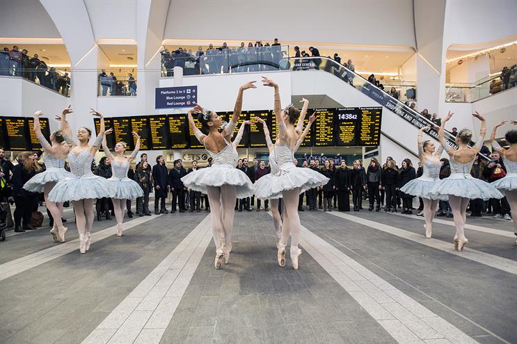 Ballerina flashmob surprises and entertains crowds as part of a Pandora Christmas Delights event
