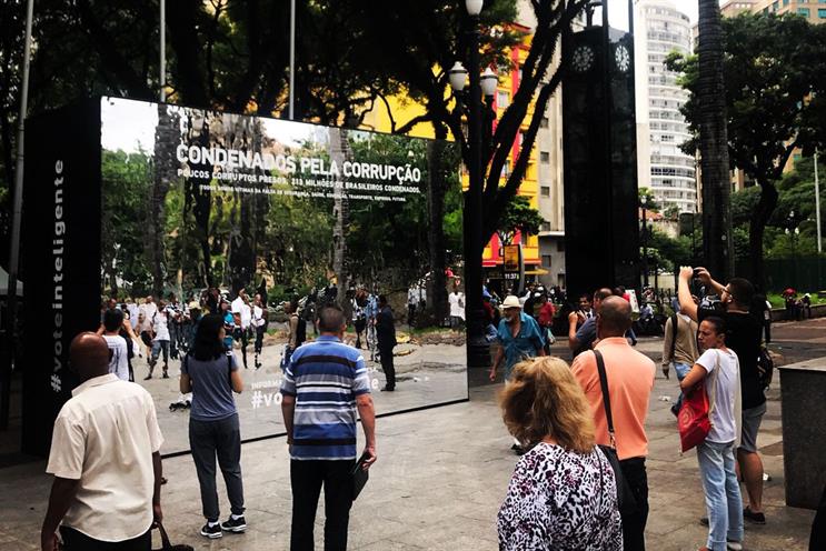 Brazilian paper Estadão uses mirror to raise awareness of corruption