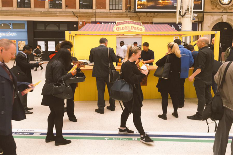 Old El Paso's pop-up at London's Victoria station (@oldelpasouk)