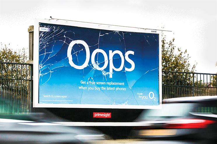 O2 placed apparently broken billboards to promote its screen replacement offer