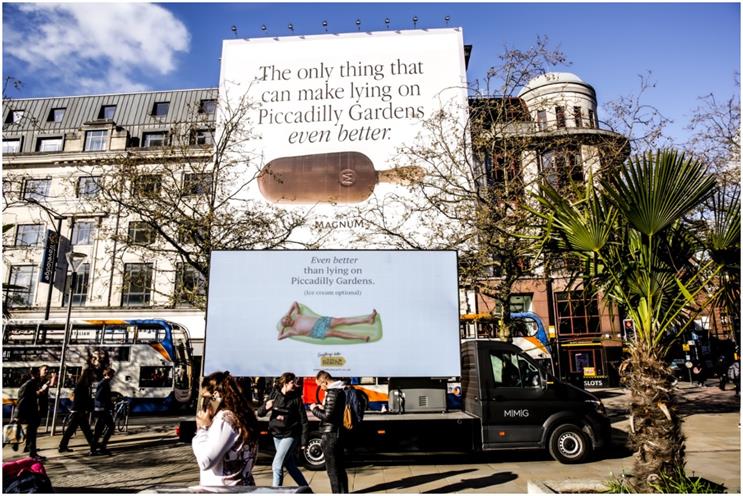 On the Beach: mobile outdoor ad spot placed below Magnum's out-of-home execution