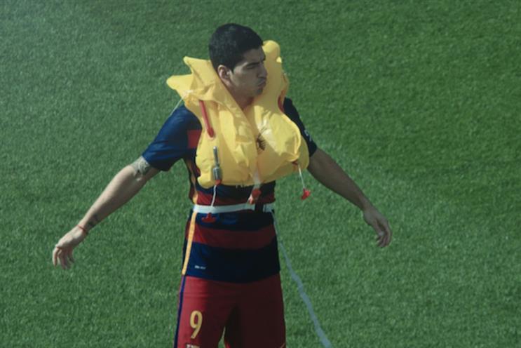 Qatar Airways: Suarez demos lifejackets for Qatar Airways