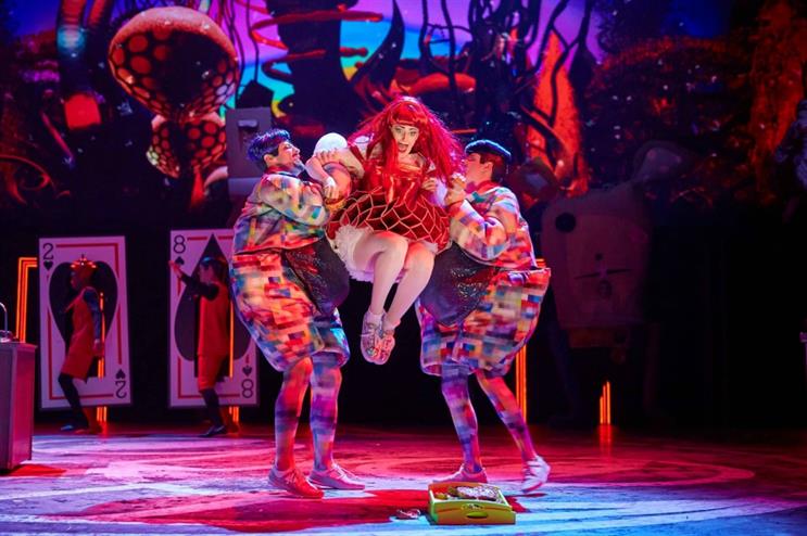The production is a reworking of Lewis Carroll's Alice in Wonderland (Brinkhoff/Mögenburg)