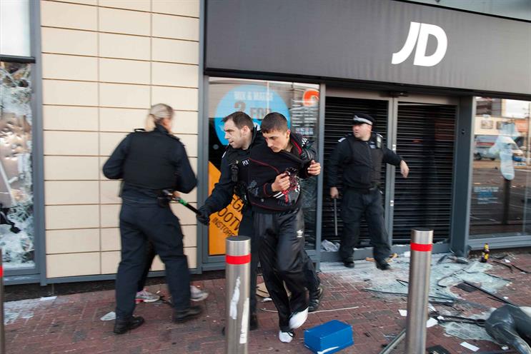 Riots: looter arrested in a JD Sports branch