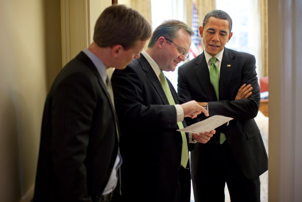 Gibbs (center) in 2009 with President Barack Obama