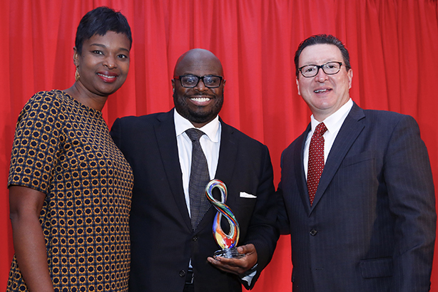 Allen (c) receives 2016 Diversity Distinction in PR Award from judges Tonya Veasey (l) and Paul Capelli at last year's PR Council annual dinner