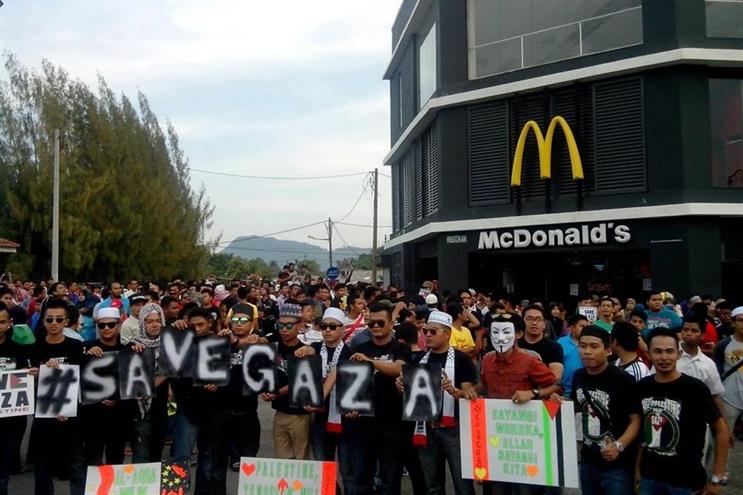 Anti-Israeli protest outside a McDonald's outlet (image from www.blogammar.com)