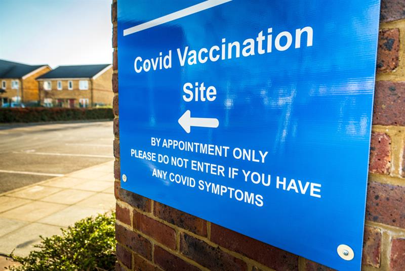 Sign pointing to entrance of COVID-19 vaccination hub