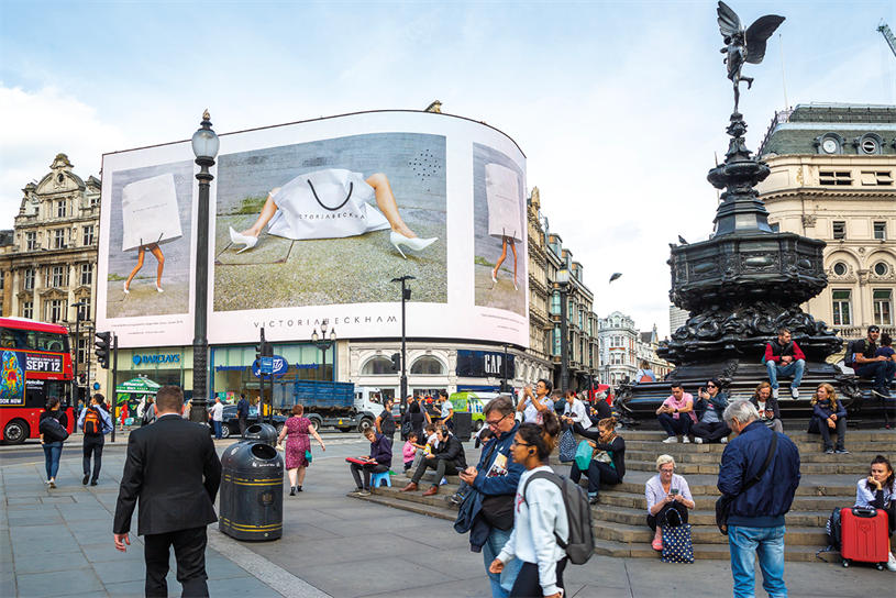 Above: Fashion is delivered via a simulated live stream. Live streaming is 3x more effective than full-motion