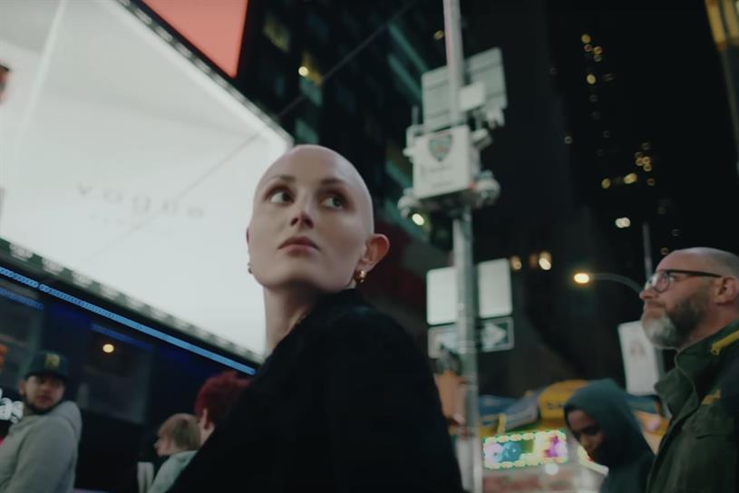 Screenshot showing Anouk Jans in front of a billboard