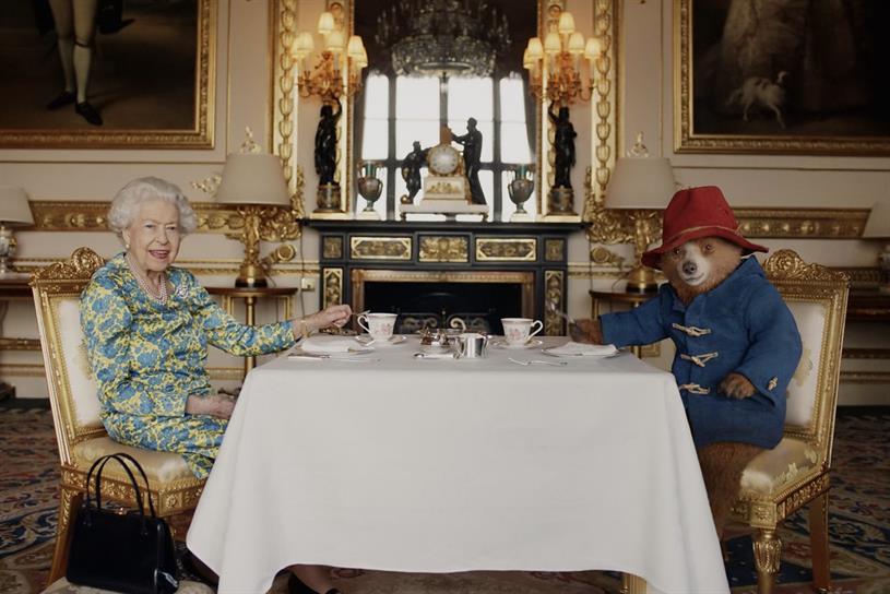 Image of the Queen having tea with Paddington Bear